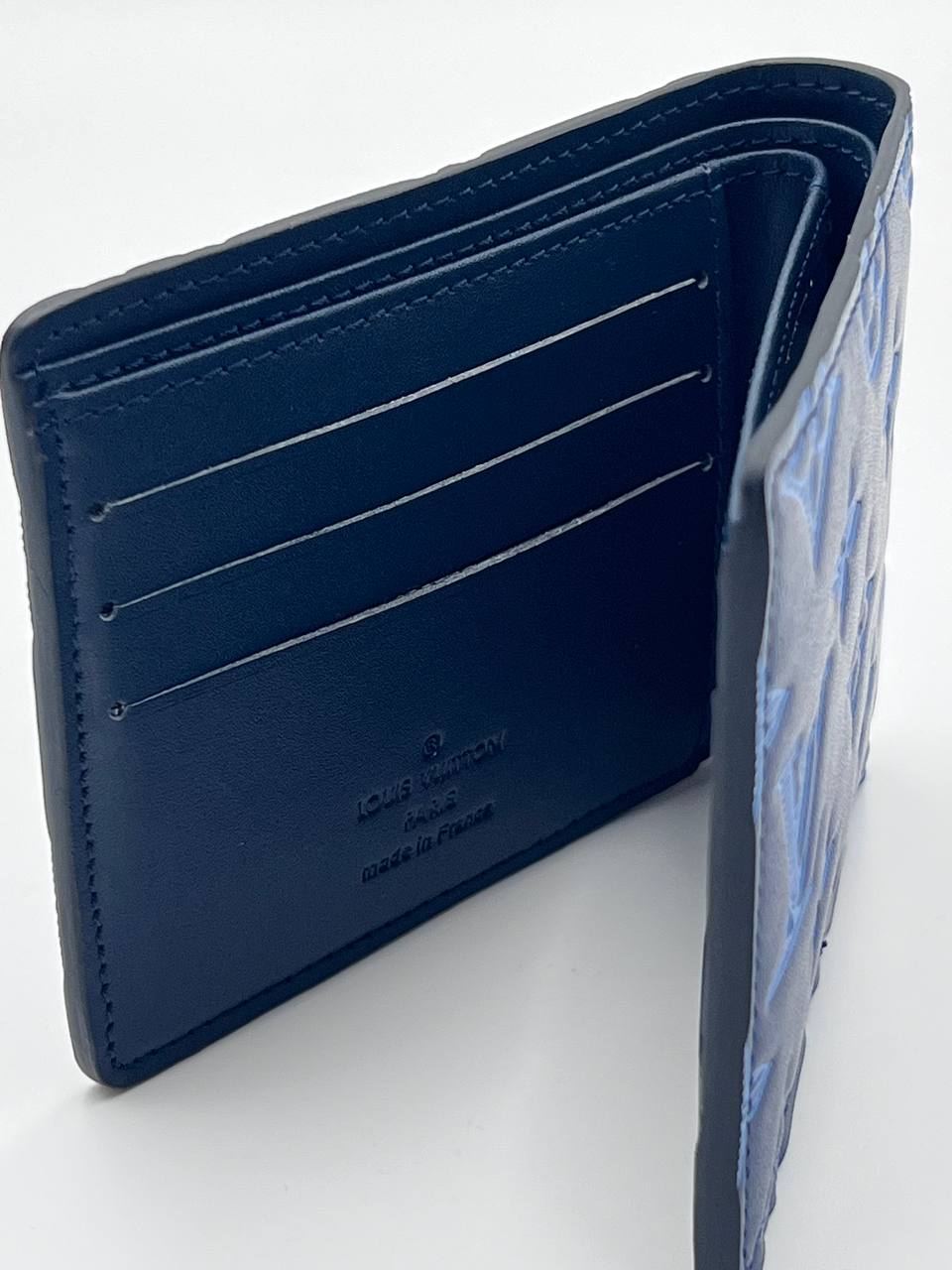 محفظة LV كبيرة جدًا