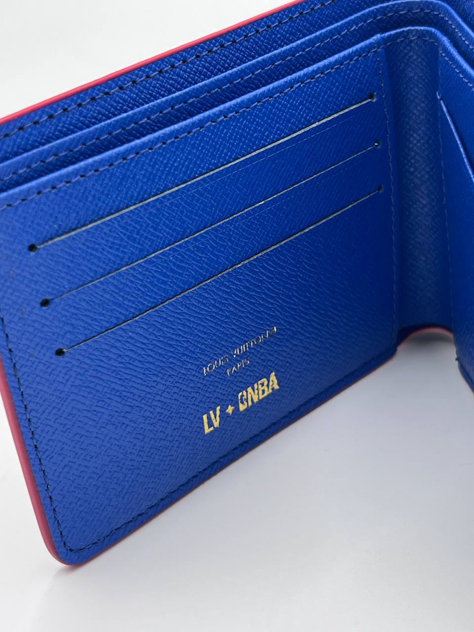 محفظة LV كبيرة جدًا