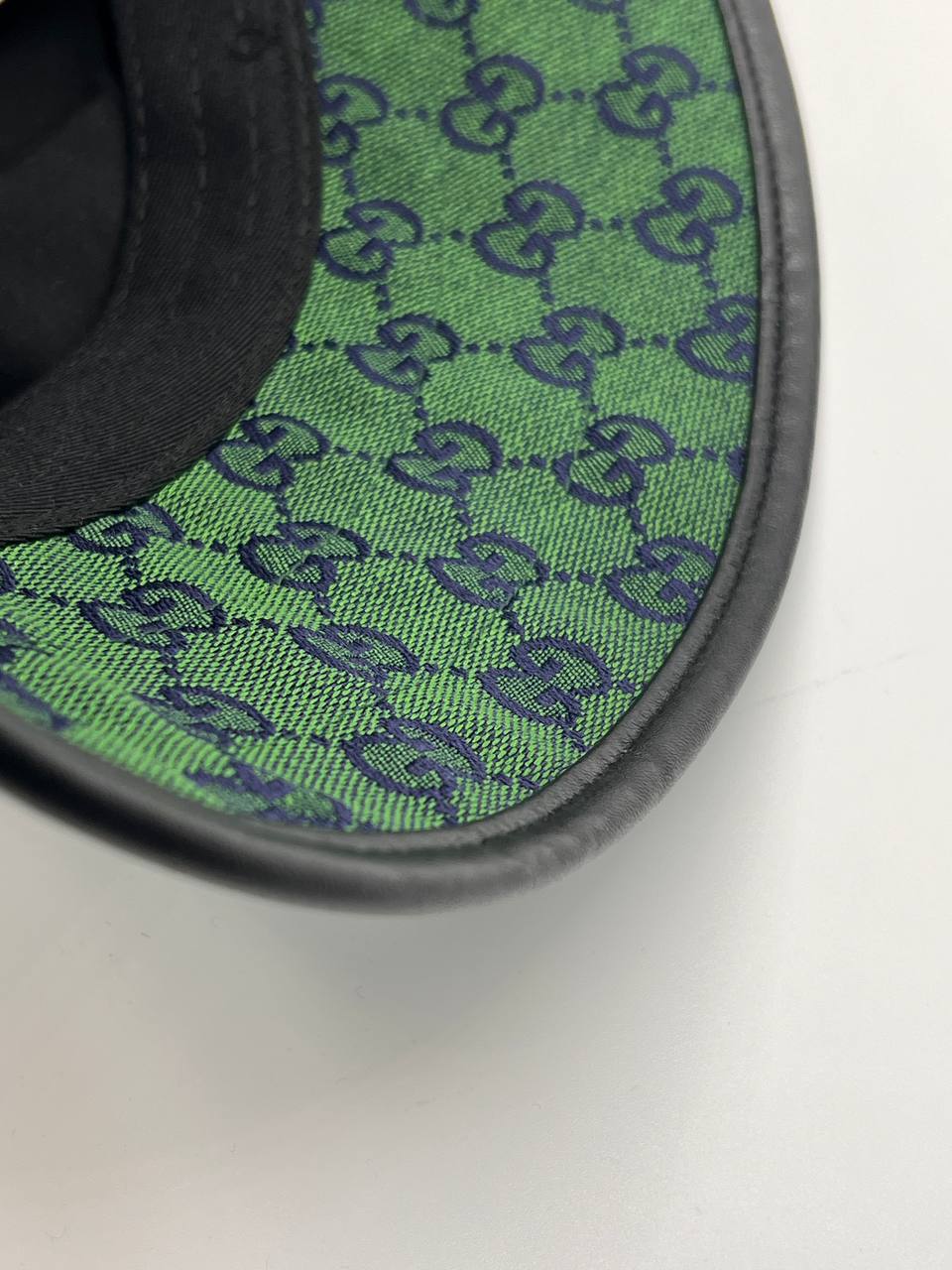 قبعة الصبي الشرير الخضراء