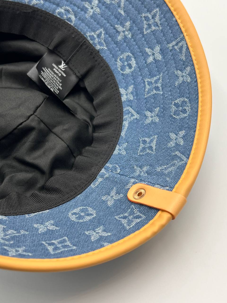 قبعة الصبي الشرير الزرقاء