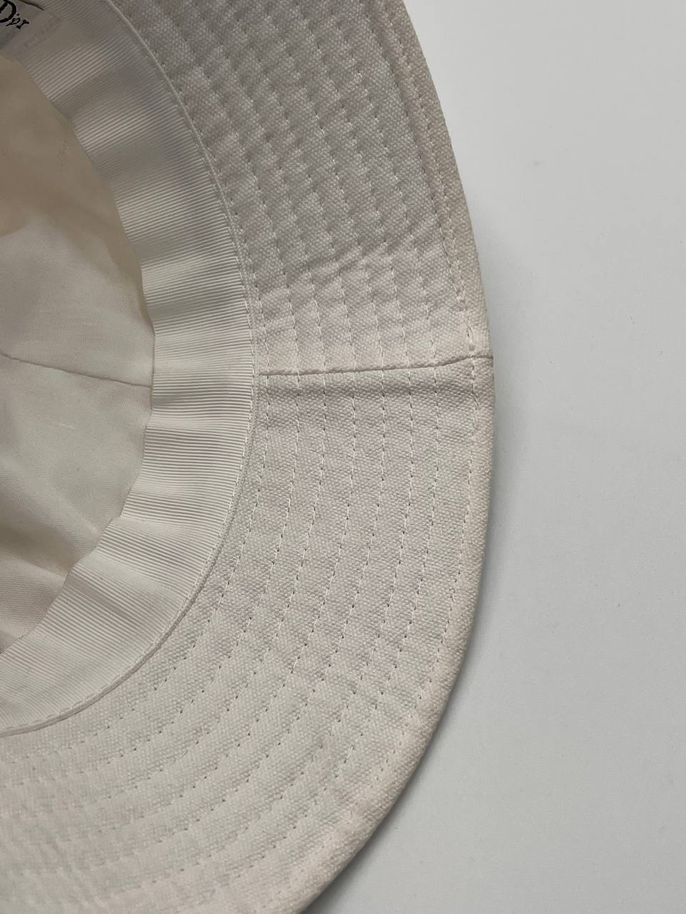 قبعة بيضاء للولد الشرير