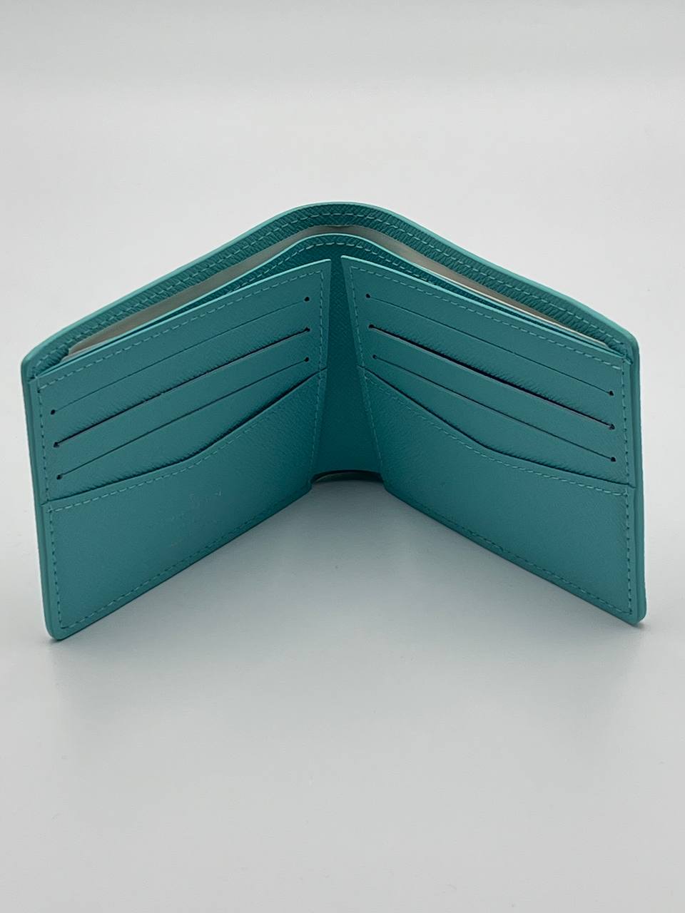 محفظة LV كبيرة جدًا