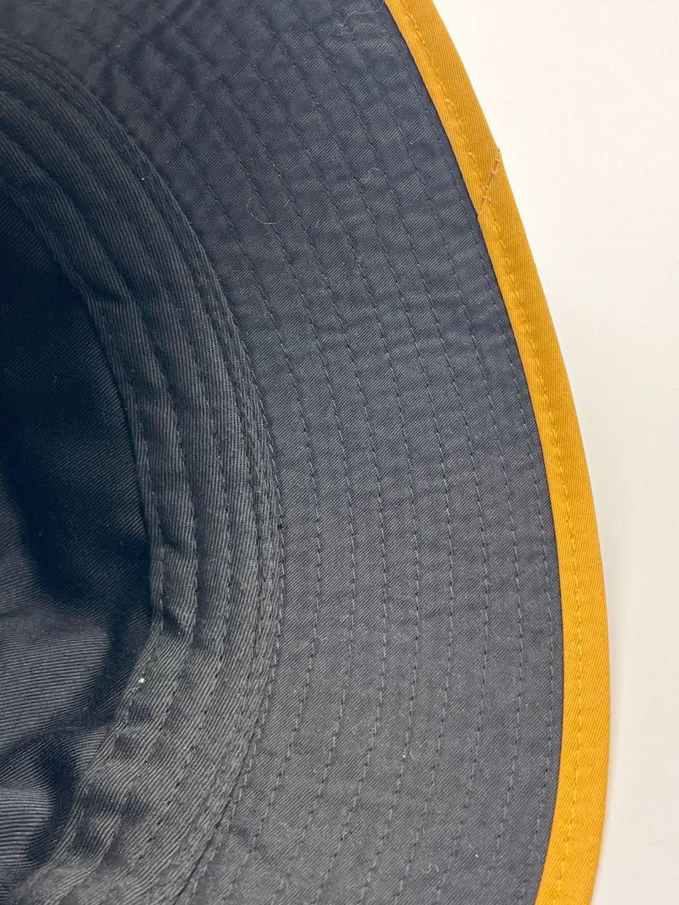 قبعة الصبي الشرير باللونين الأسود والأصفر