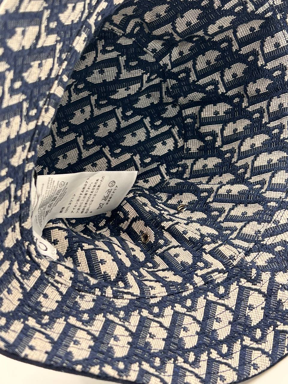 قبعة الصبي الشرير باللونين الأسود والأبيض