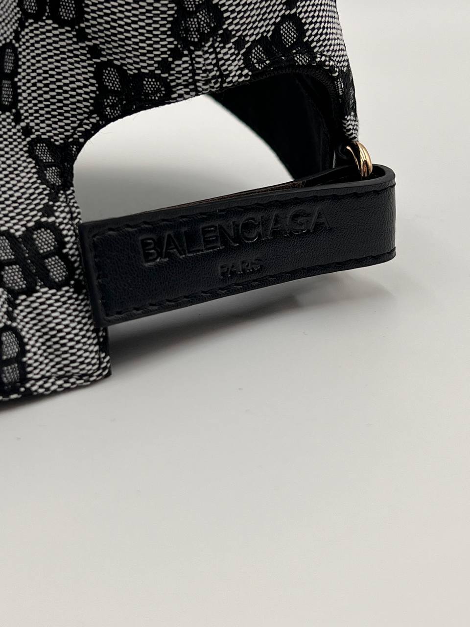 قبعة رمادية