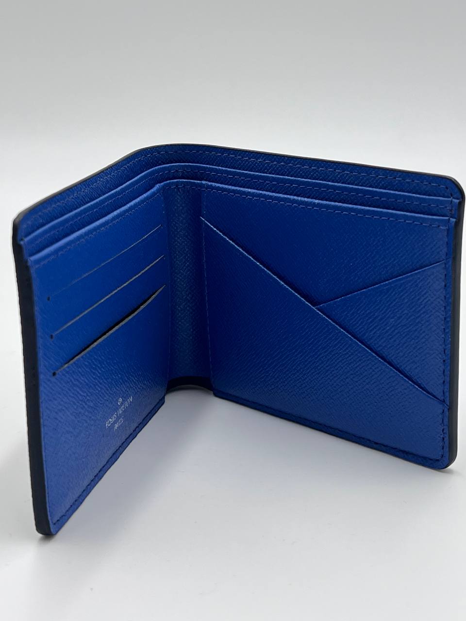 محفظة LV كبيرة جدًا