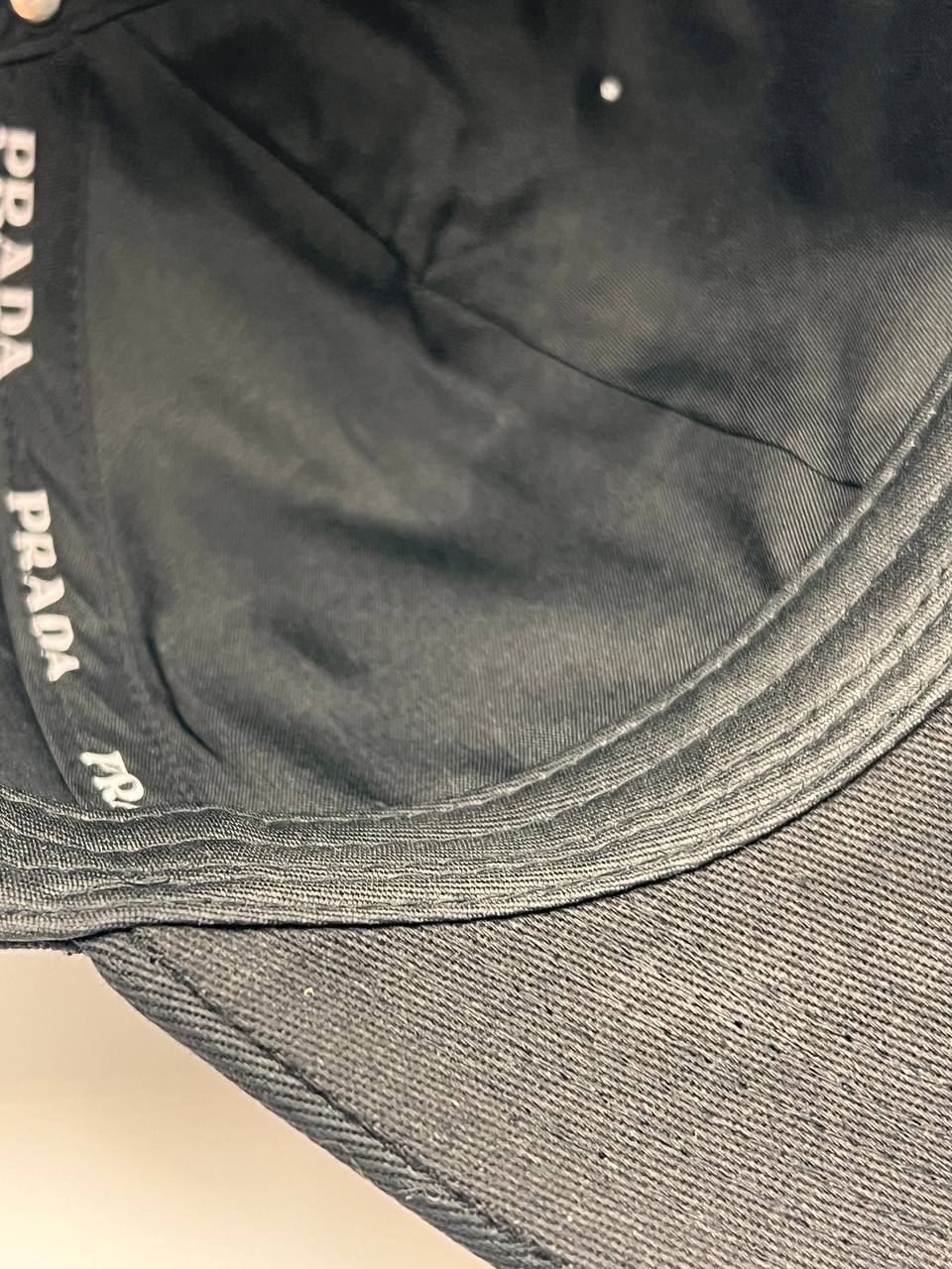 قبعة برادا السوداء