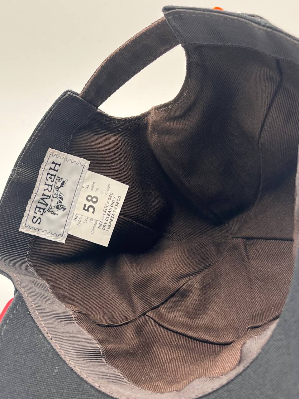 قبعة سوداء حمراء