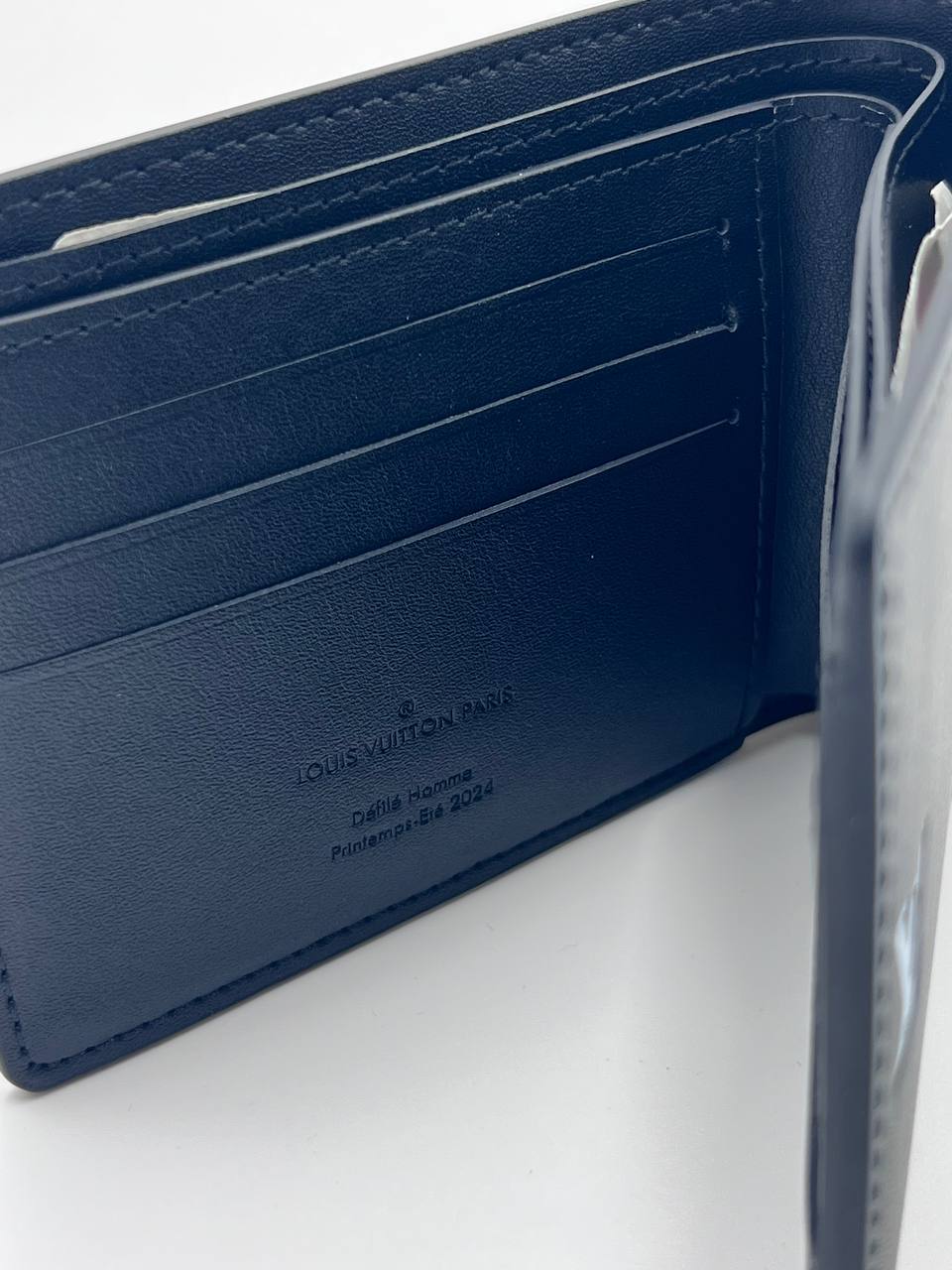 محفظة LV كبيرة جدًا