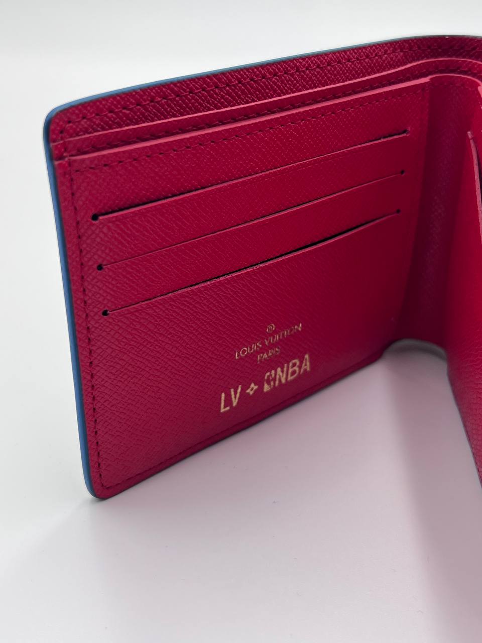 محفظة LV كبيرة جدًا