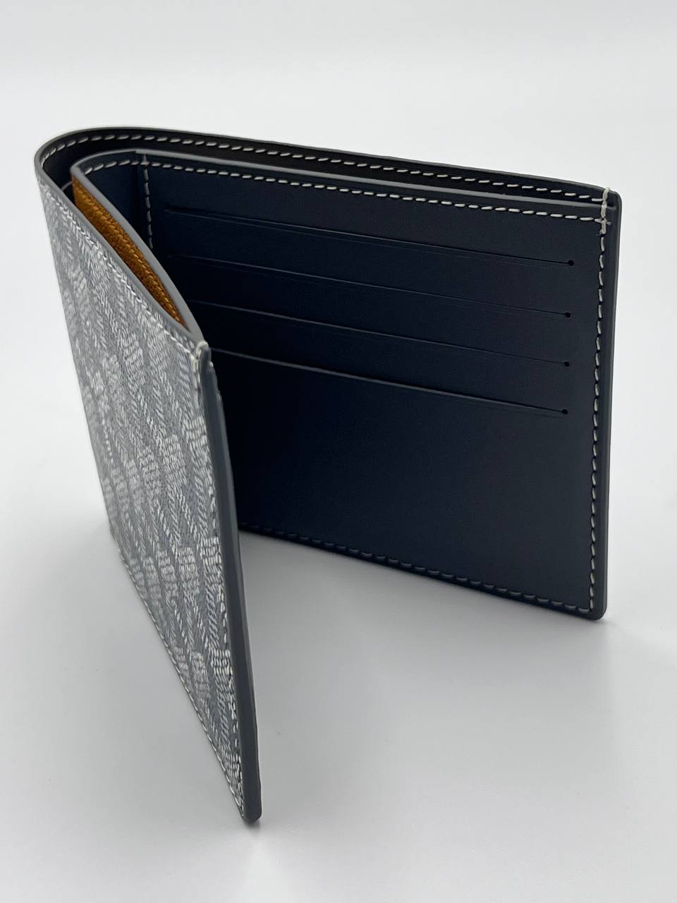 محفظة جويارد سوداء كبيرة الحجم