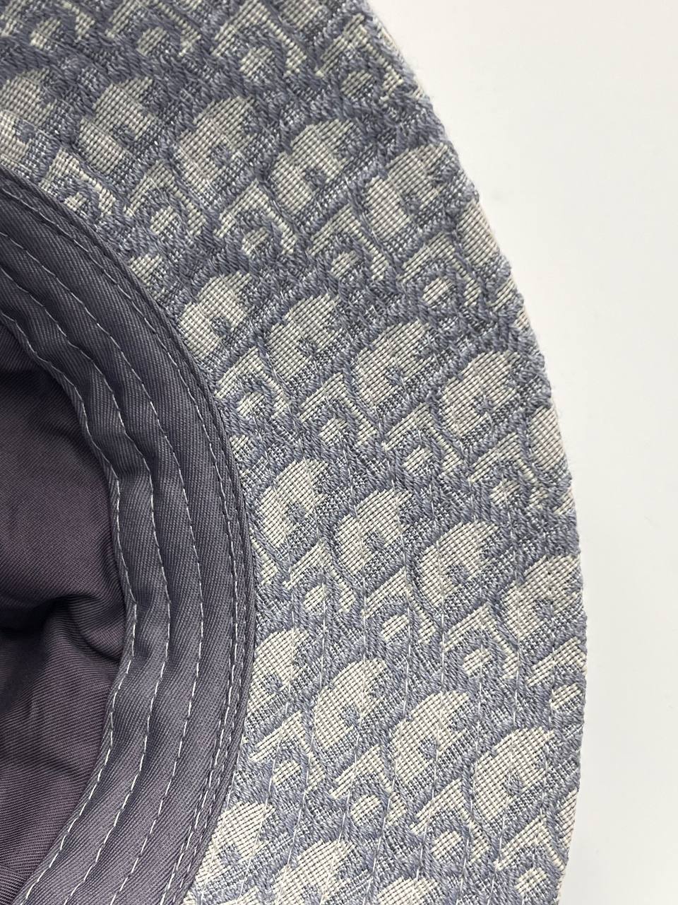 قبعة الصبي الشرير باللون الفضي الفاتح