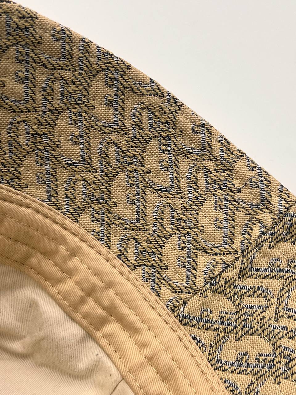 قبعة الصبي الشرير باللون البيج