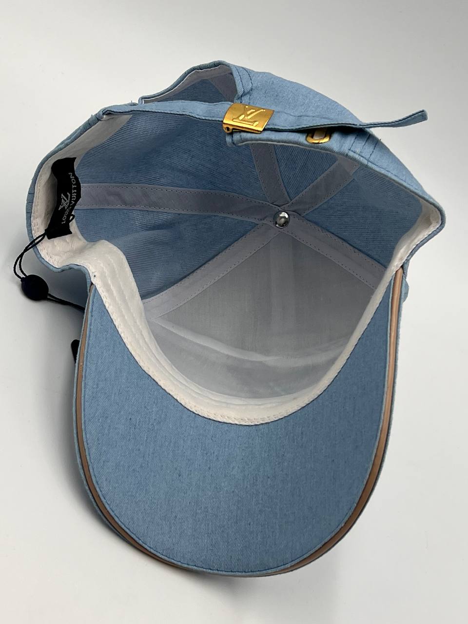 قبعة LV باللون الأزرق الفاتح