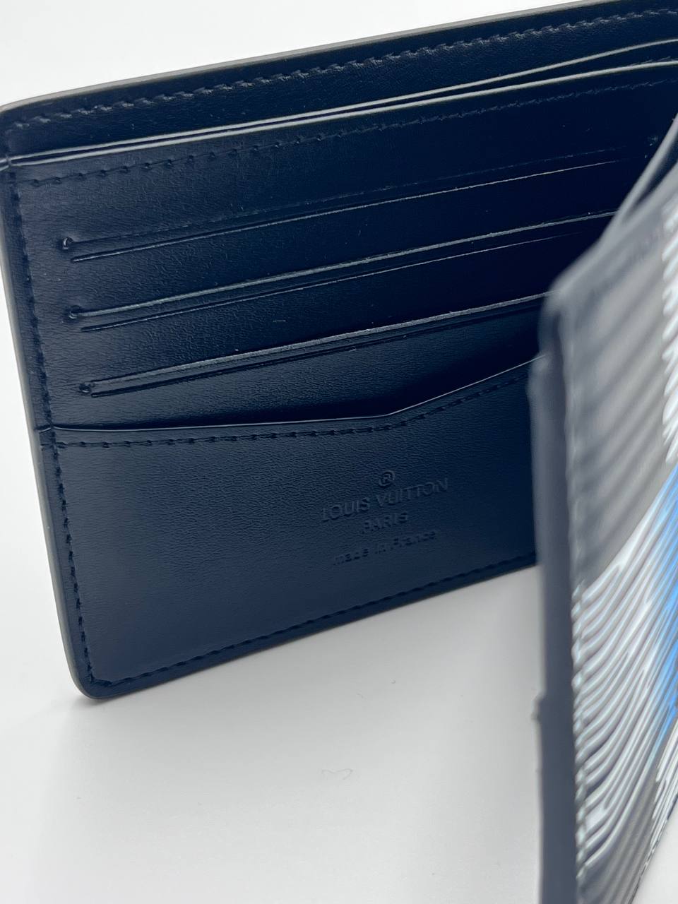 محفظة LV كبيرة جدًا