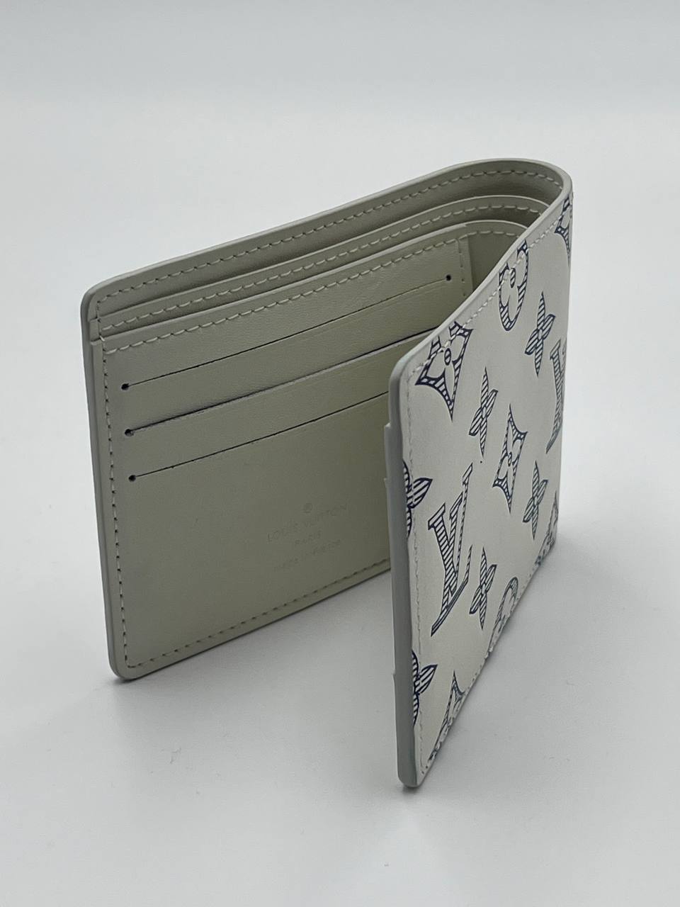 محفظة LV كبيرة جدًا