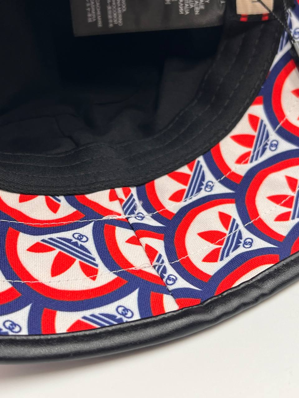 قبعة حمراء للولد الشرير