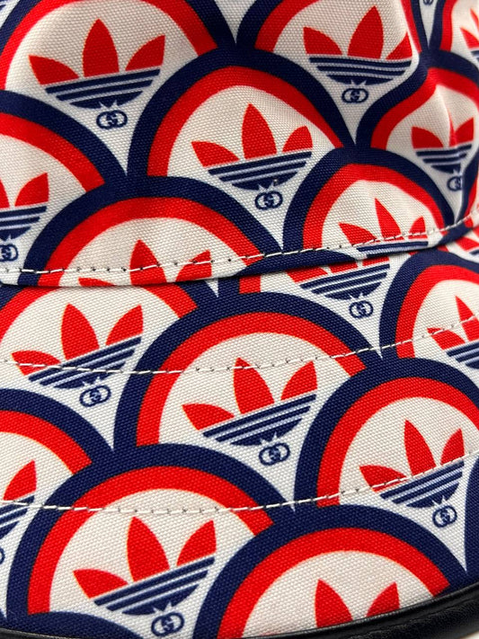 قبعة حمراء للولد الشرير