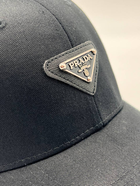 قبعة برادا السوداء