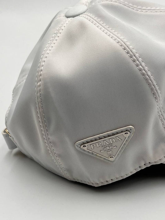 قبعة بيضاء فاخرة