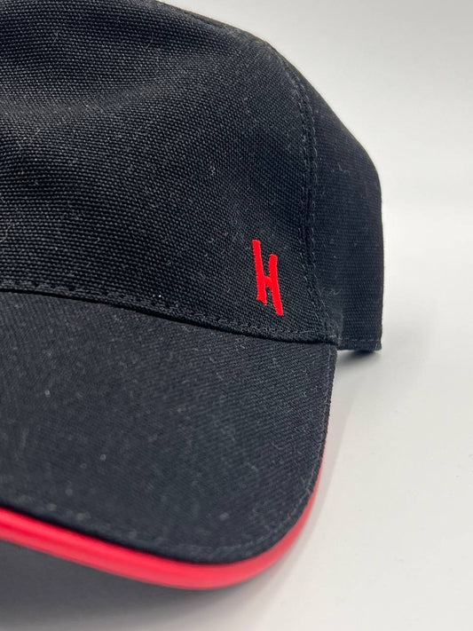 قبعة سوداء حمراء